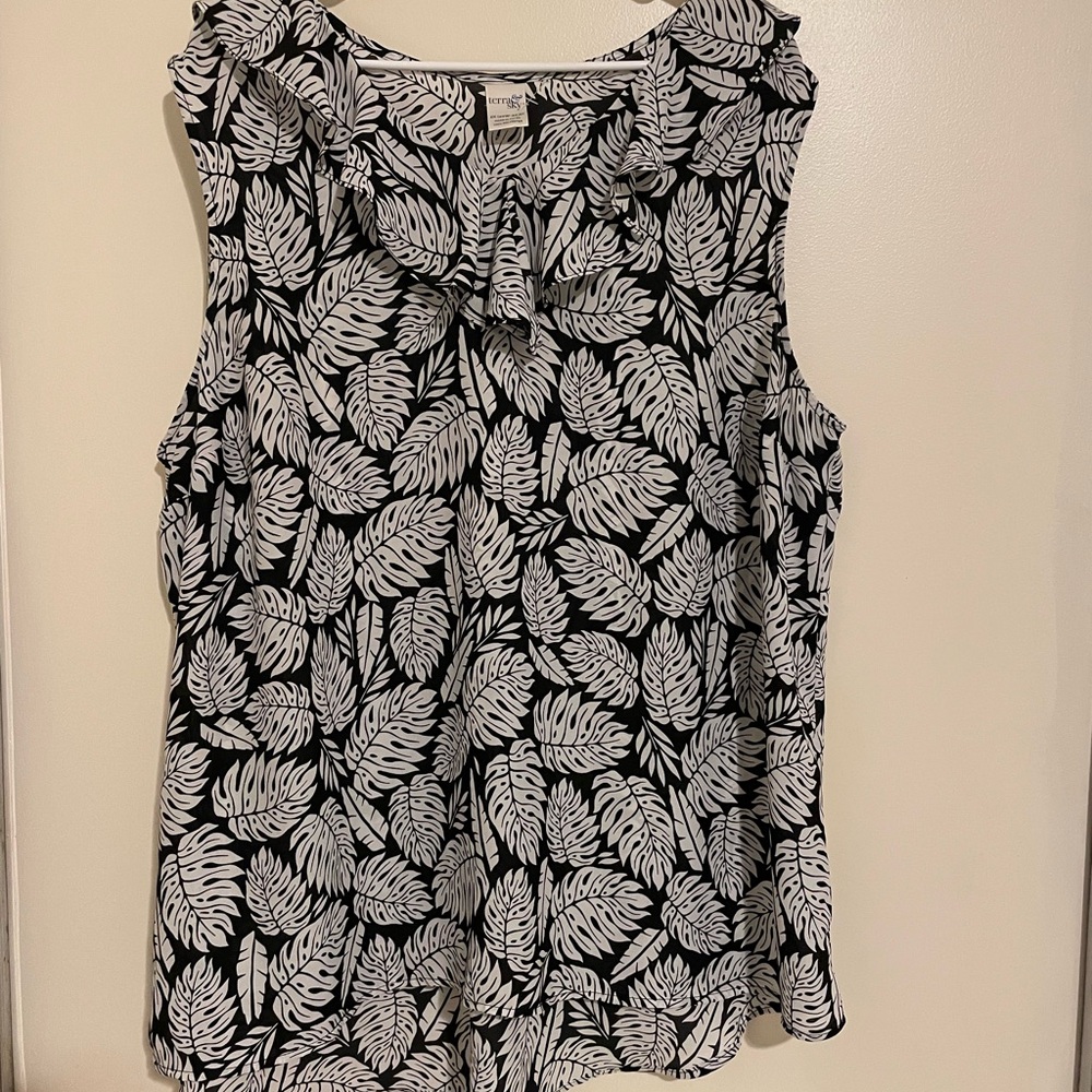 Terra & Sky Black and White Leaf Print Sleeveless Blouse w/Ruffle Neck, Size‎ 2X
